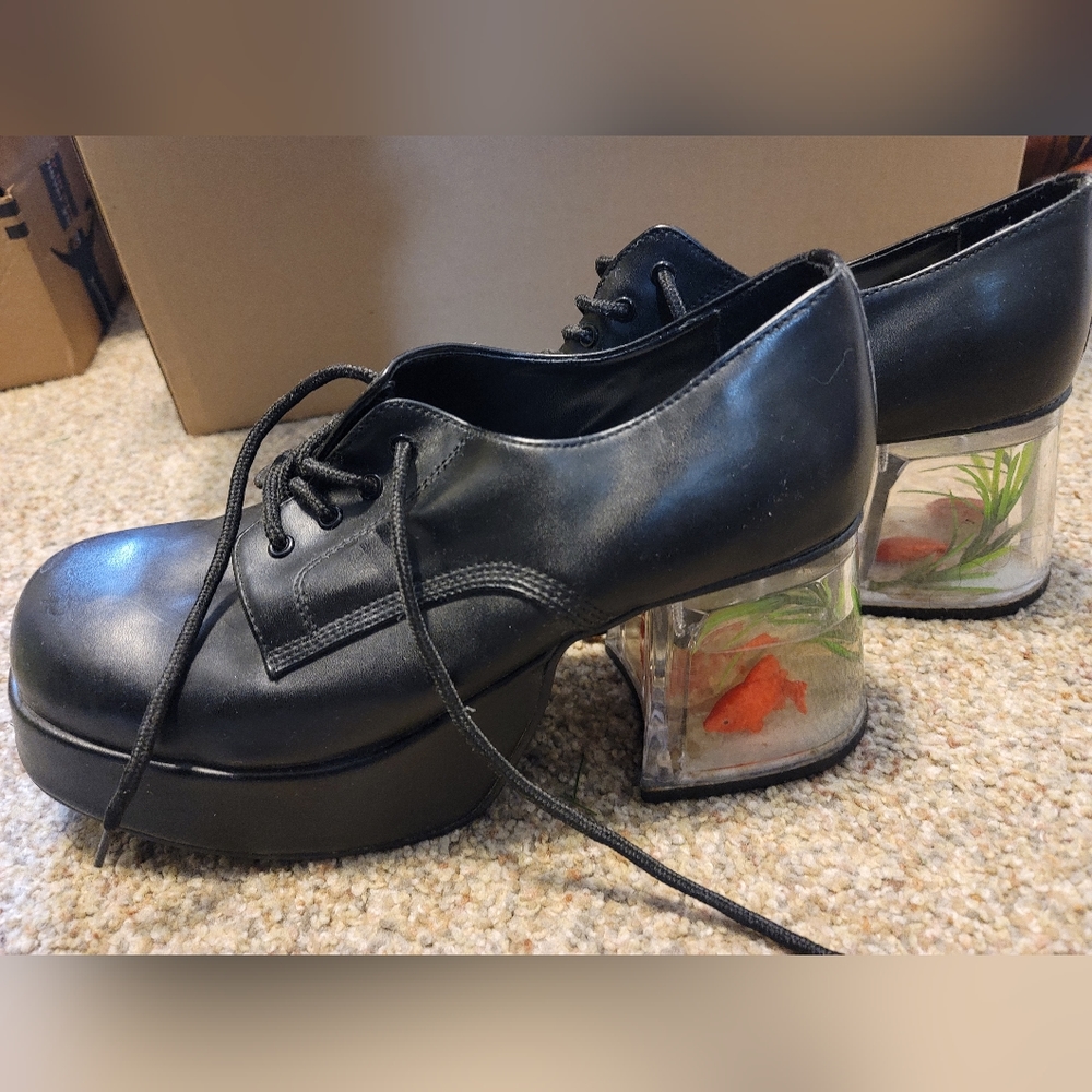 Mens platform shoes with golf fish in heels